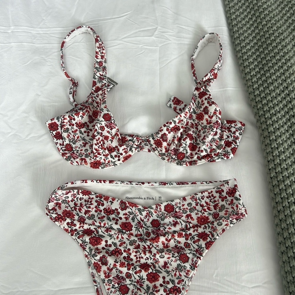 Abercrombie - Underwire Top & High Leg Cheeky Bottoms - Red Floral Bikini (XS)